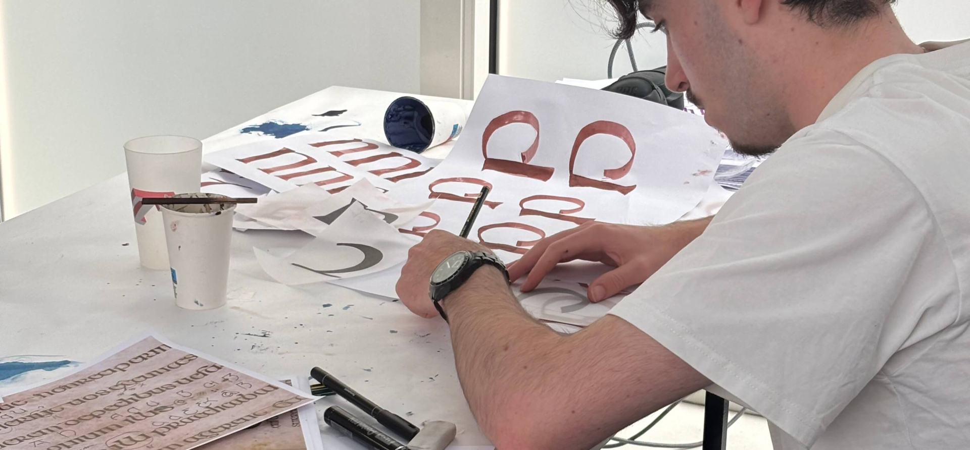 etudiant créant fiche design