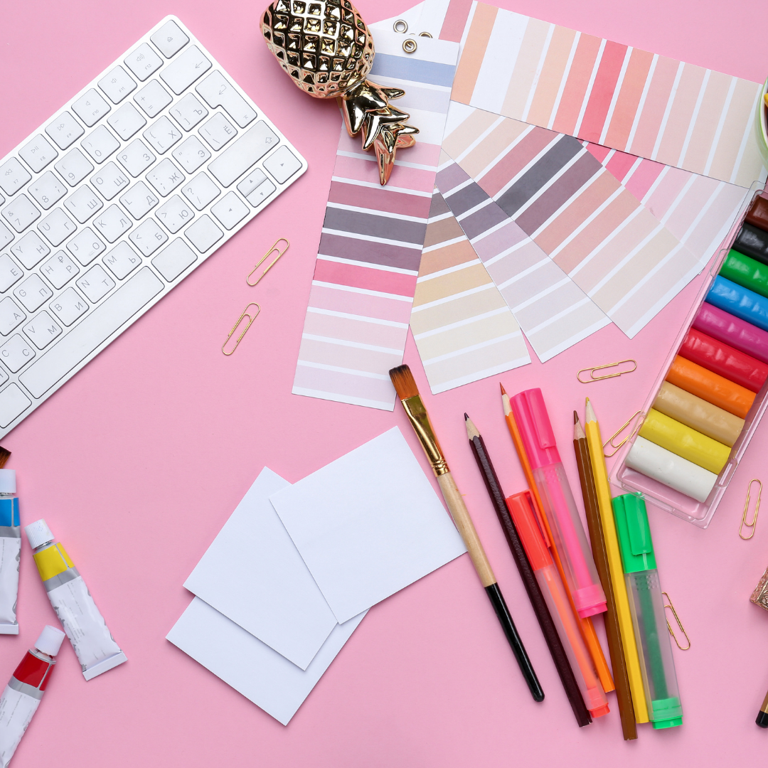 Étudiant en prépa design travaillant sur son portfolio et ses dessins d'observation