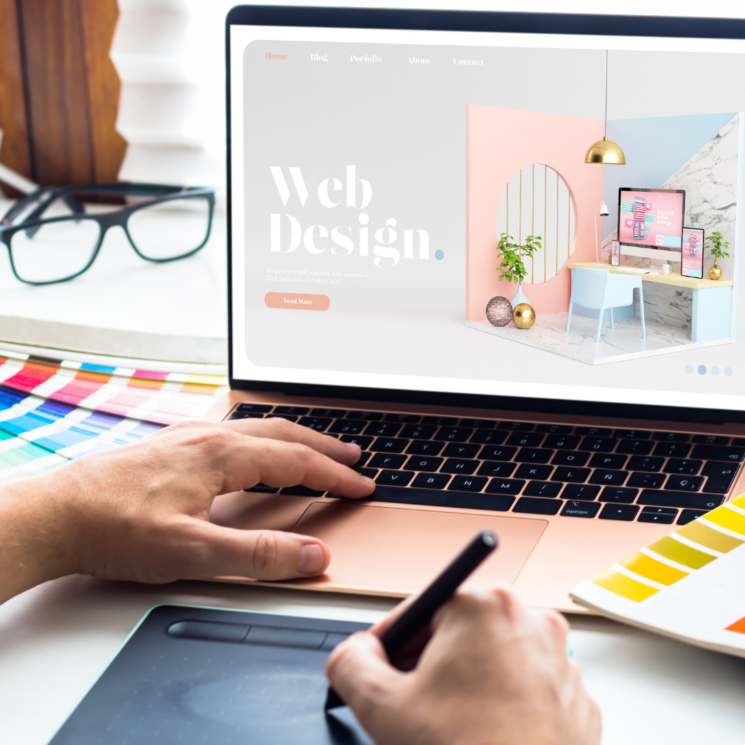 Webdesigner concevant une interface utilisateur pour un projet web professionnel