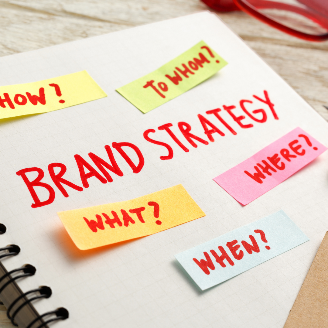 Stratégie de brand content dans une agence créative avec équipe travaillant sur une campagne de marque