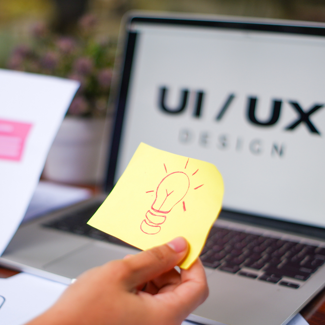 UX designer junior travaillant sur des wireframes et prototypes d'interface utilisateur