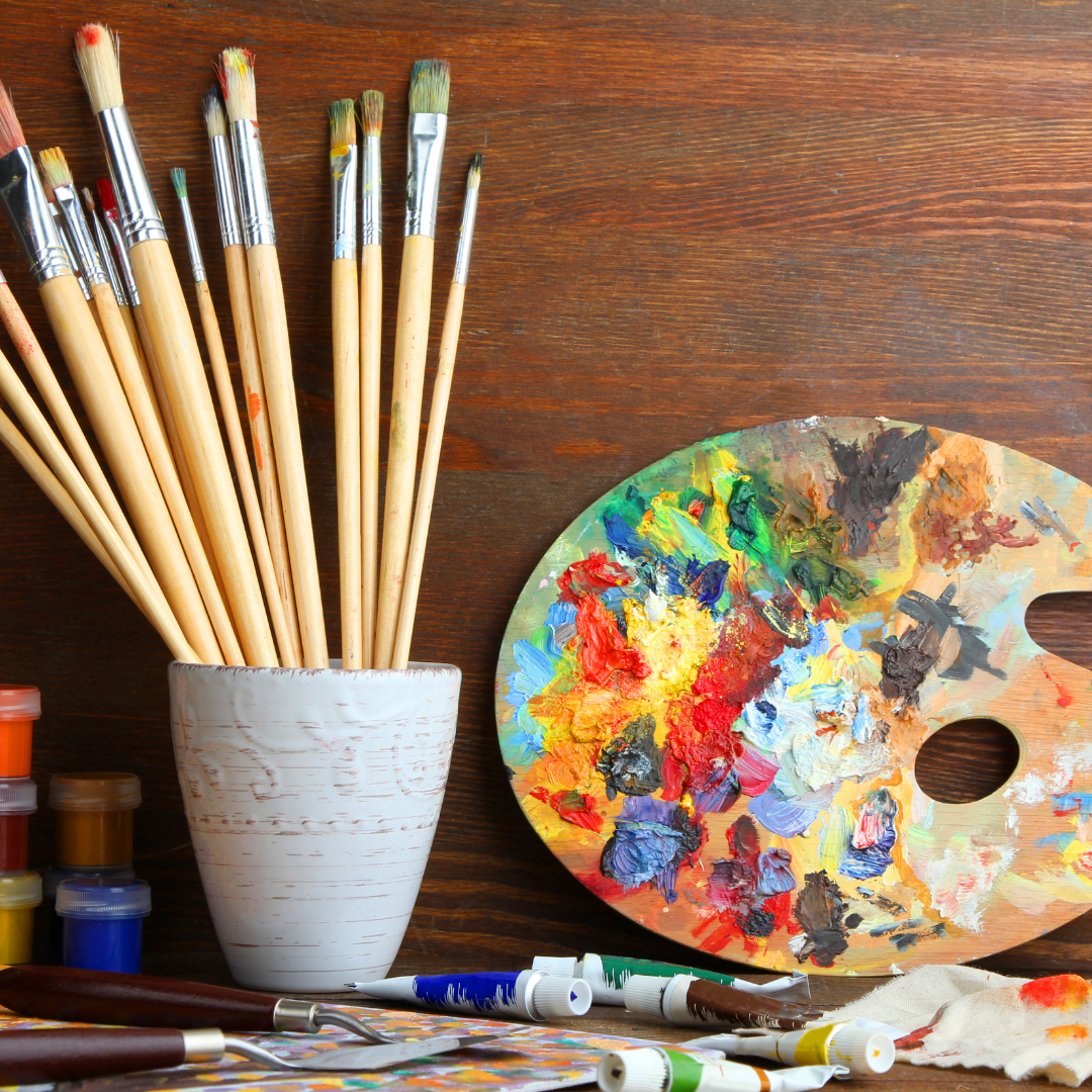 Étudiants en école de design travaillant sur un projet créatif en atelier