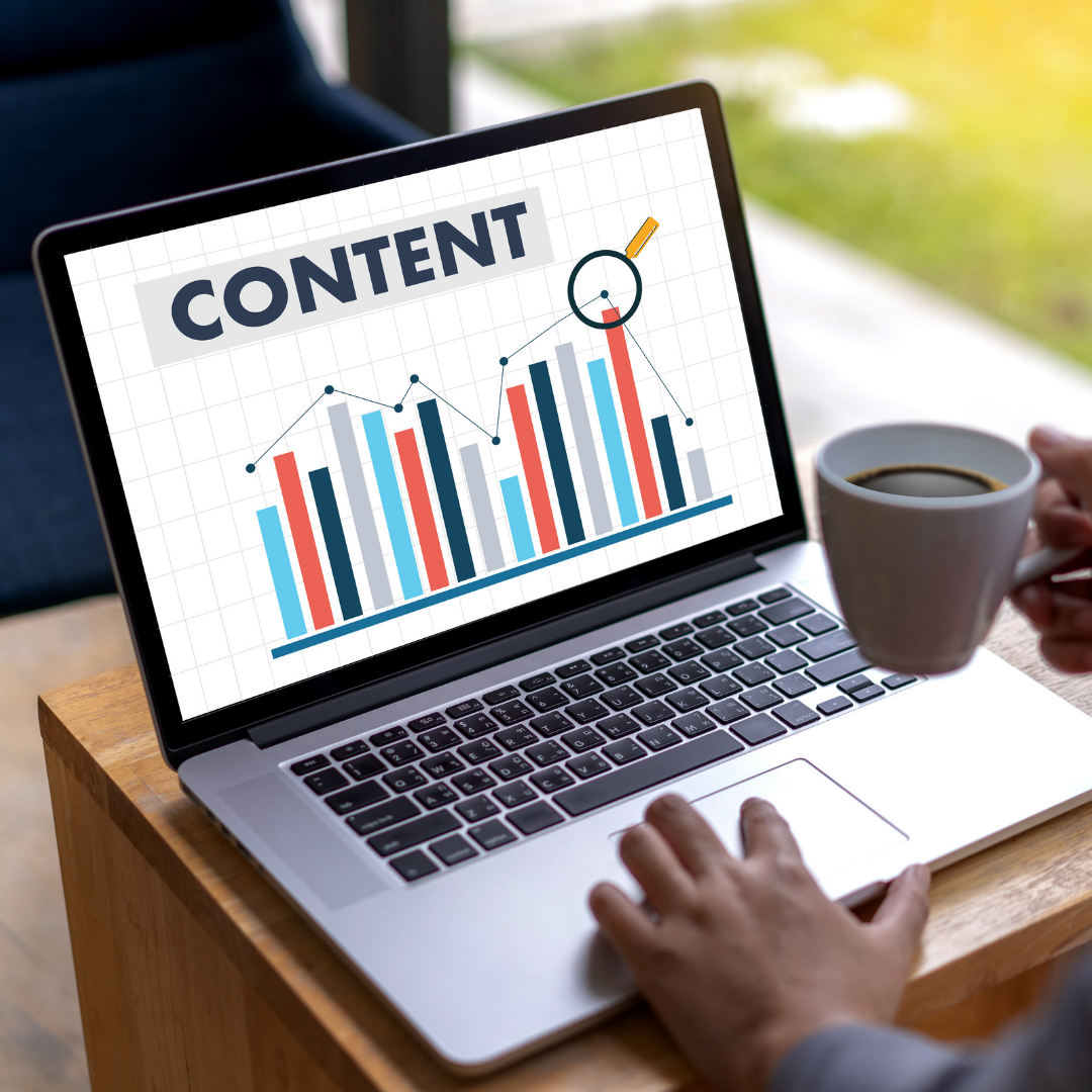 Étudiants en formation brand content travaillant sur une stratégie éditoriale de marque