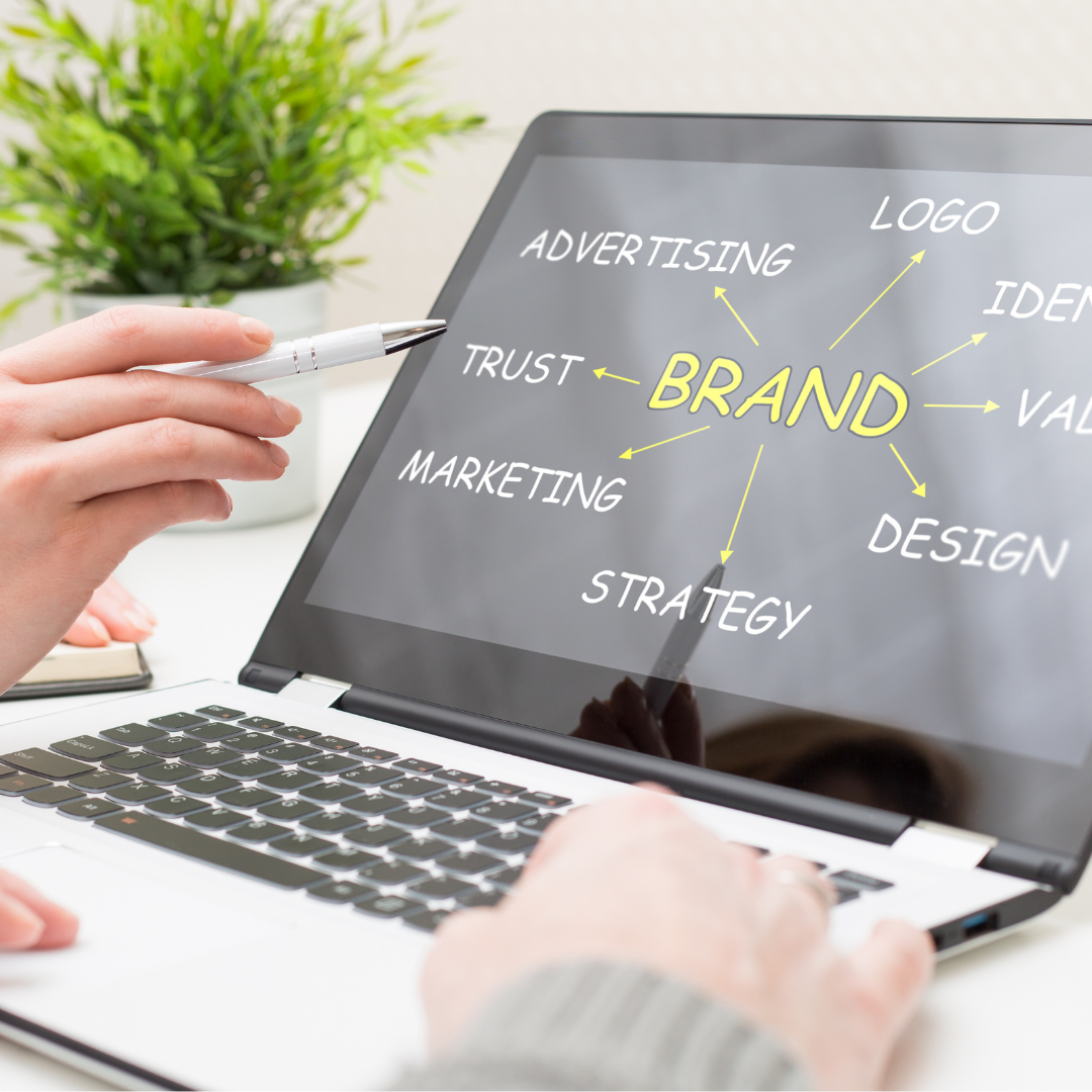 Équipe de brand content manager en réunion créative dans une agence
