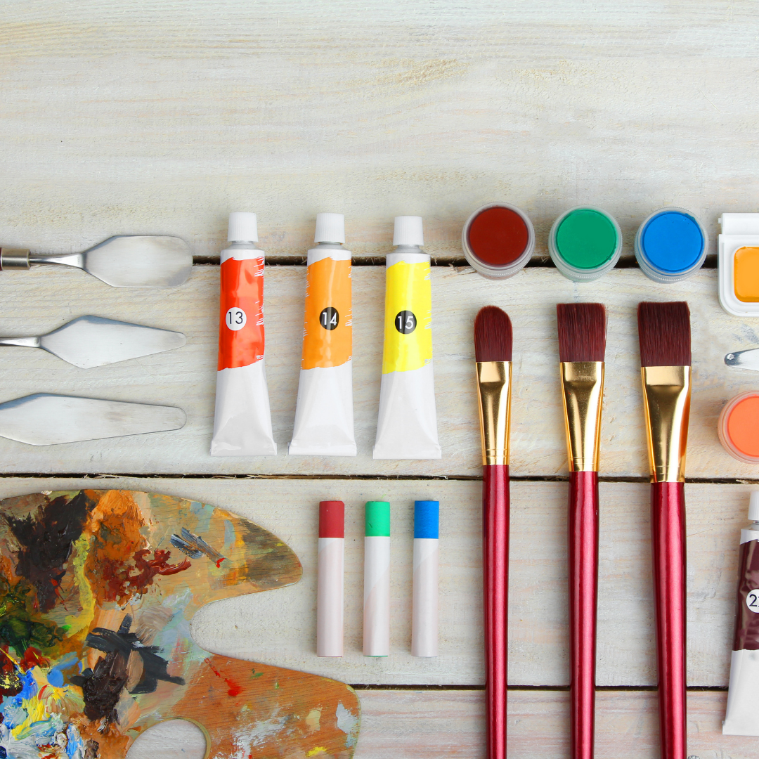 Élèves en prépa arts appliqués en cours de dessin d'observation dans un atelier