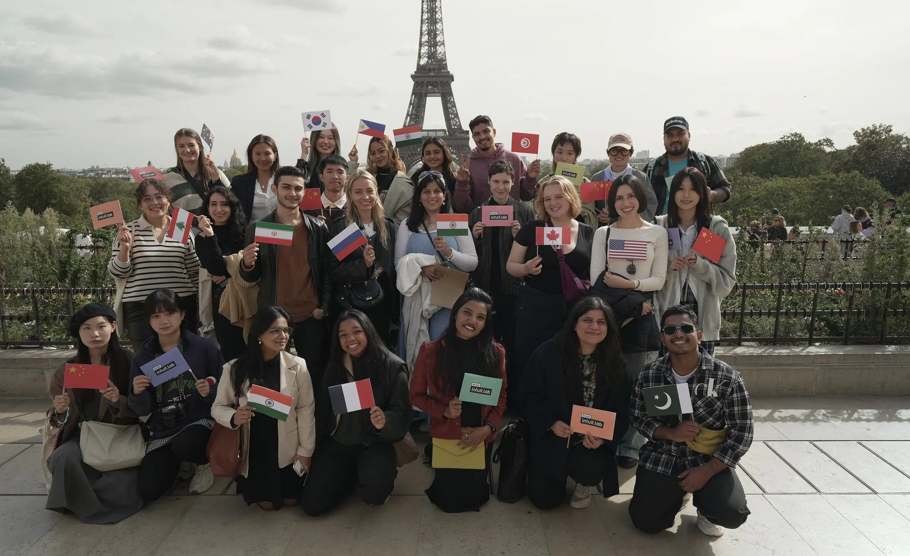 Les étudiants de l'école Intuit Lab réunis devant la tour Eiffel