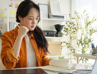 salaire-graphiste-freelance-graphiste-femme-travaillant-sur-ordinateur-design-graphique-bureau