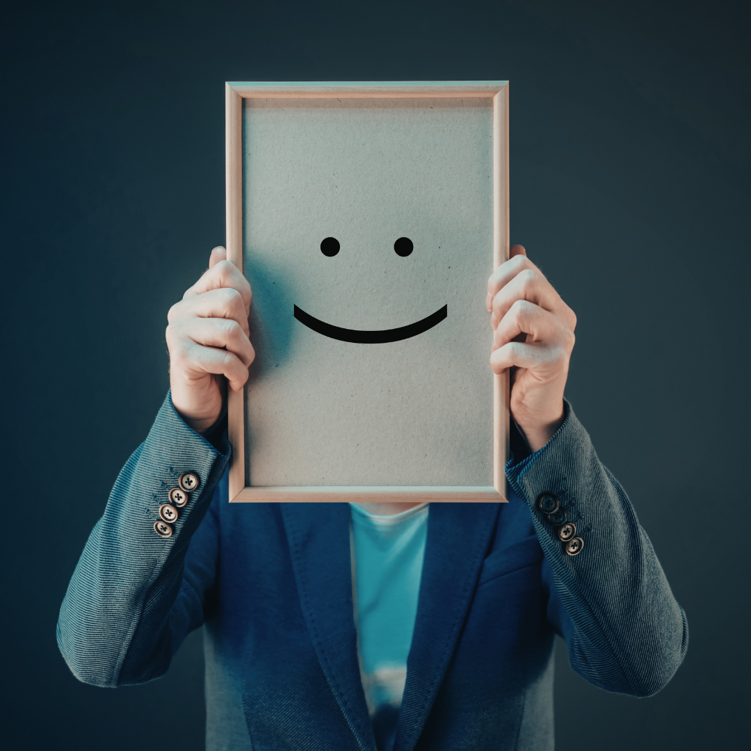 persona-ux-design-personne-tenant-cadre-avec-smiley-devant-visage-concept-utilisateur-fictif-ux