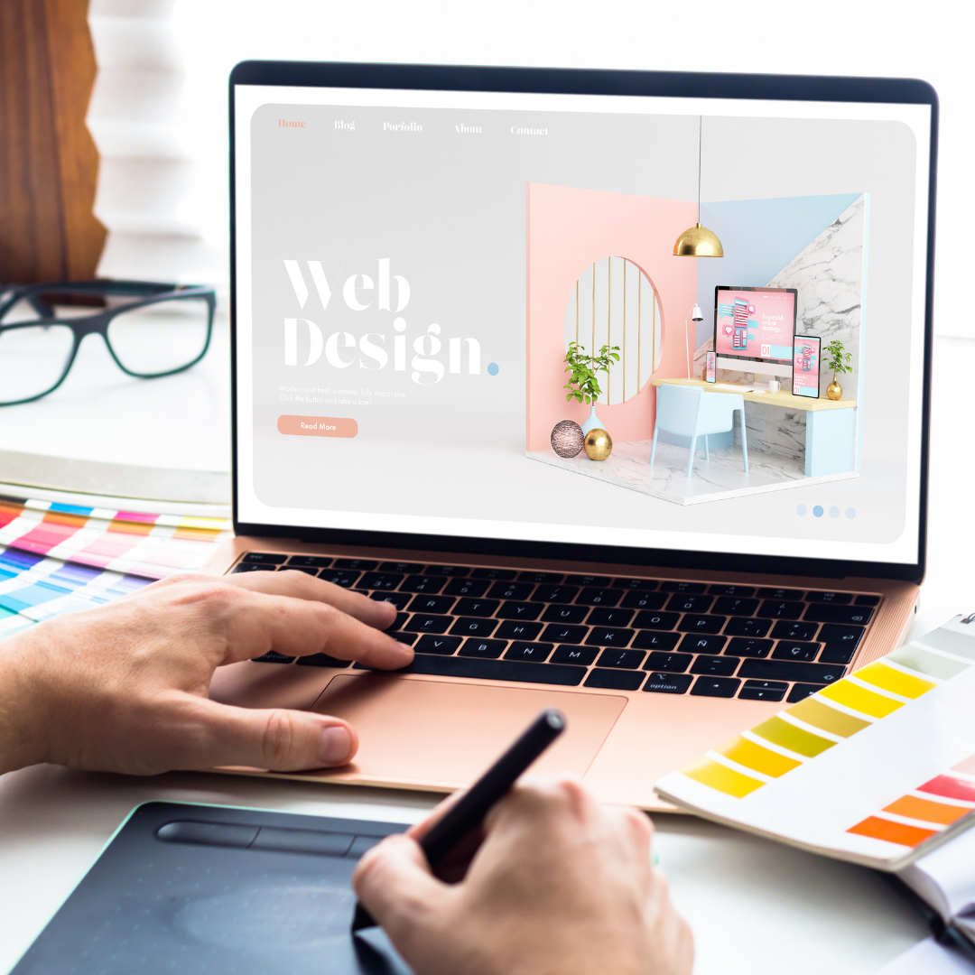 devenir-web-designer-travail-sur-maquette-site-web-ordinateur-stylet-palette-couleurs