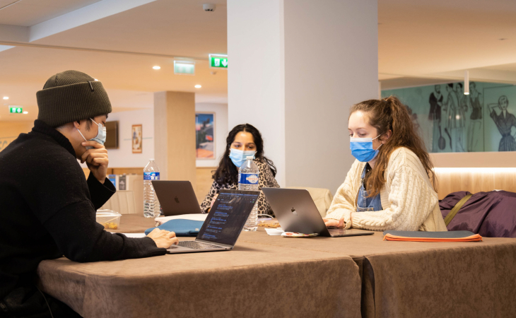 3 étudiantes de l'école intuit lab réalise un workshop à Roland Garros