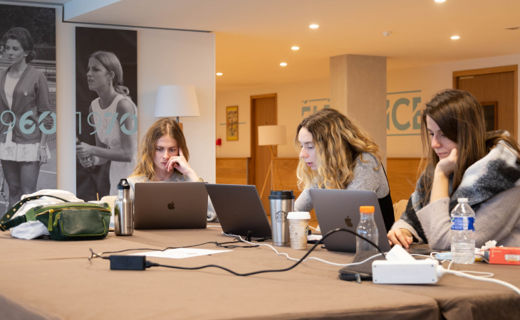 3 étudiantes de l'école intuit lab réalise un workshop à Roland Garros